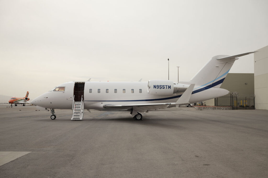 N955TM Challenger 605 exterior entry - Cirrus Aviation