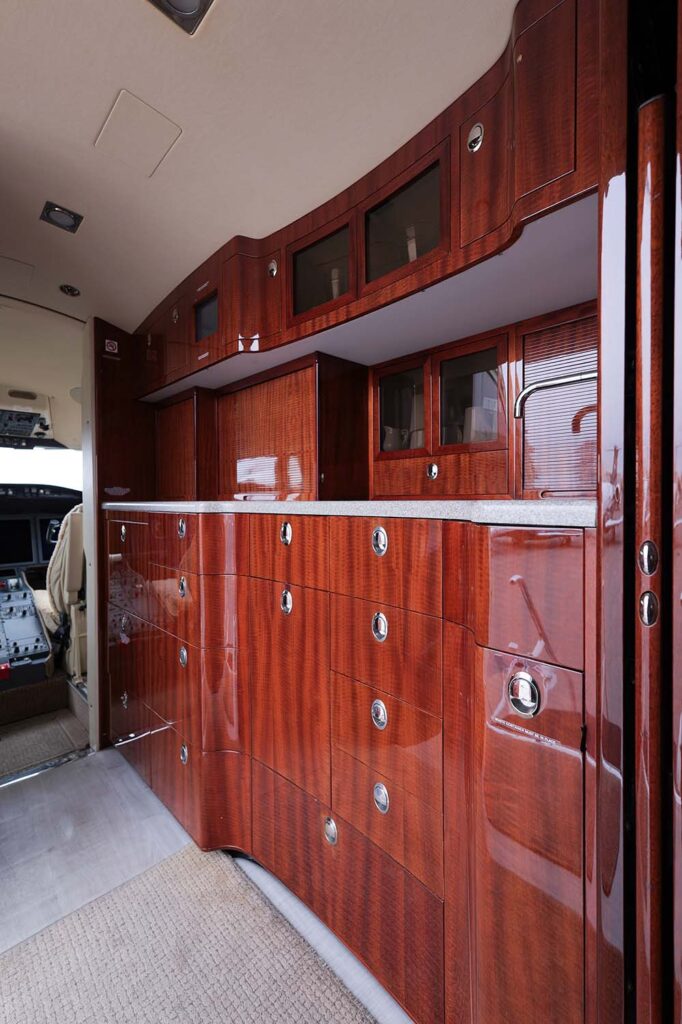 N955TM Challenger 605 interior - Cirrus Aviation