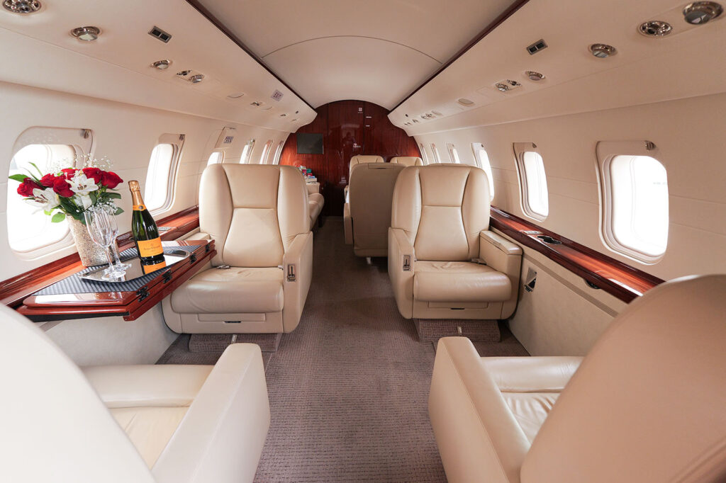 N955TM Challenger 605 interior seating - Cirrus Aviation